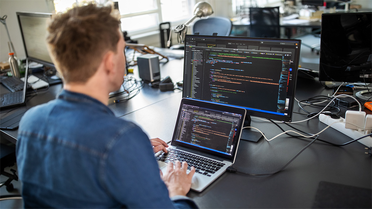 Jaspersoft offers a deployment strategy that results in seamless updates with minimal downtime and user friction